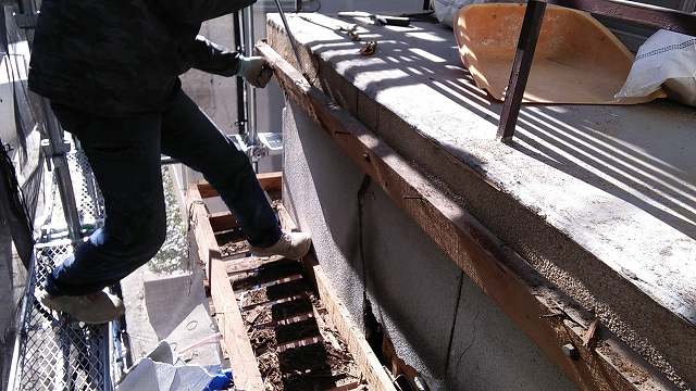 神戸市灘区にある住宅の玄関上の屋根の解体作業の進捗をお伝えします！！