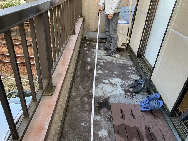 神戸市北区でベランダ防水の現場調査！ベランダの膨らみ・凸凹は劣化のサイン？ウレタン防水通気工法による解決へのご提案！