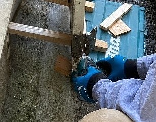 【明石市】勝手口ドアのビスが効かない！？実は雨水が原因だった修理事例を解説します