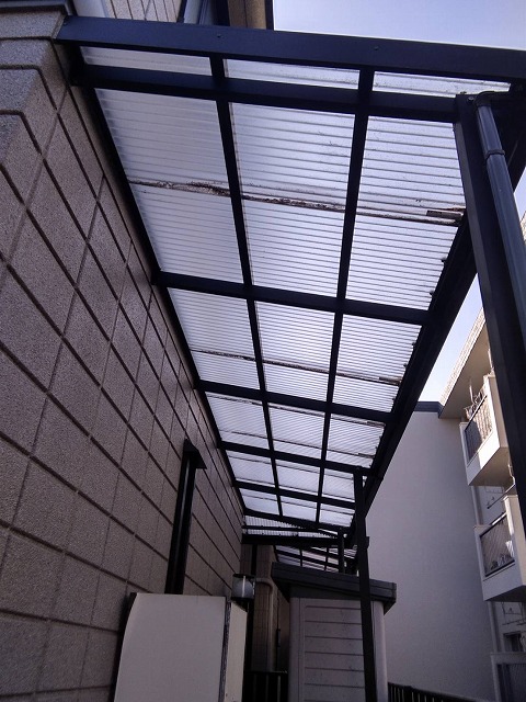 明石市でテラス屋根の劣化にお困りではありませんか？交換時期と素材選びの見極め方