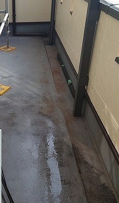 現状　ベランダ　黒ずみ
